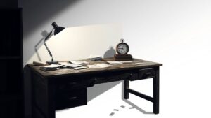 Een rommelig bureau met oude papieren en een vintage klok.